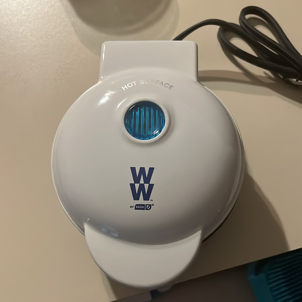 DASH WW mini waffle maker - Picture 2 of 3